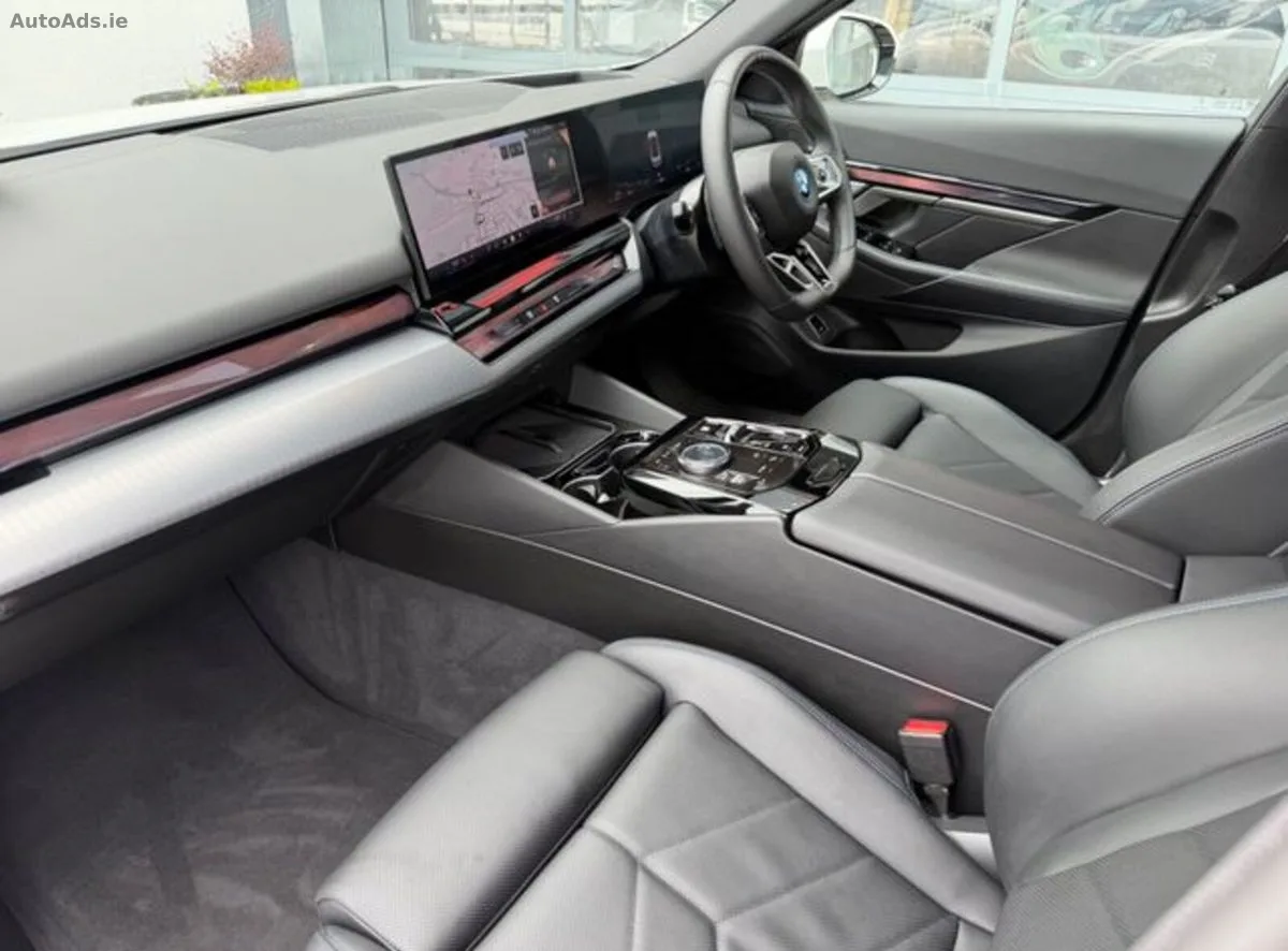 2025 BMW 5-Series – photo 11