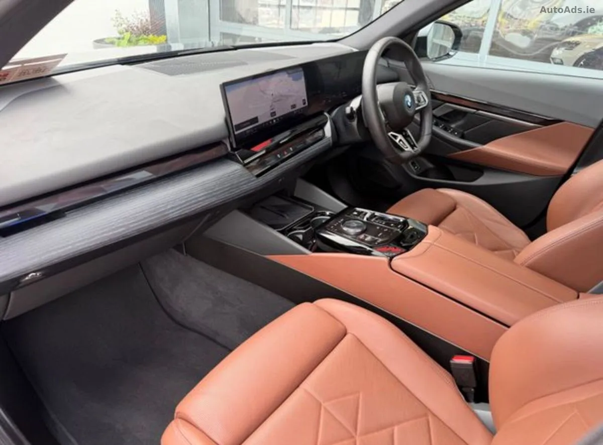 2025 BMW 5-Series – photo 19