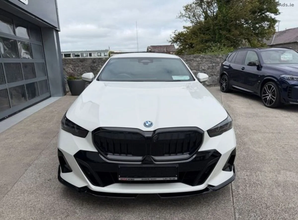 2025 BMW 5-Series – photo 6