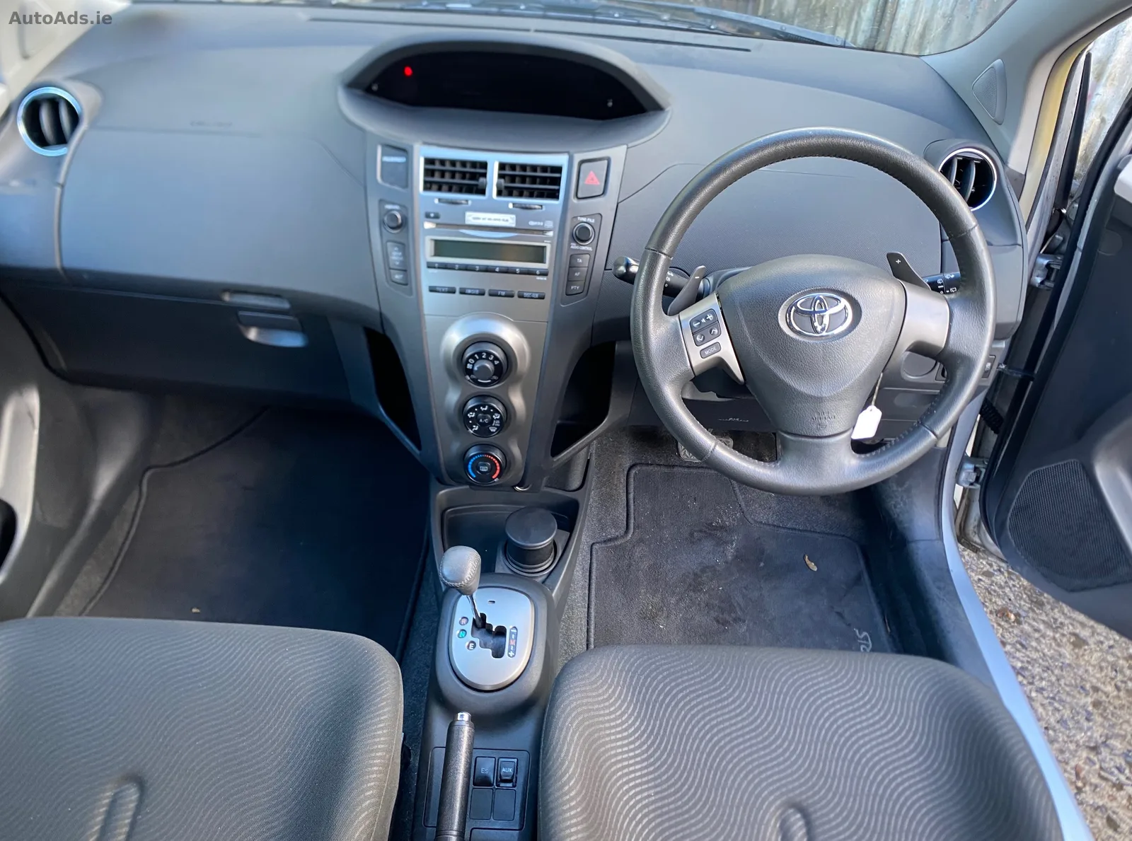2011 Toyota Yaris – photo 5