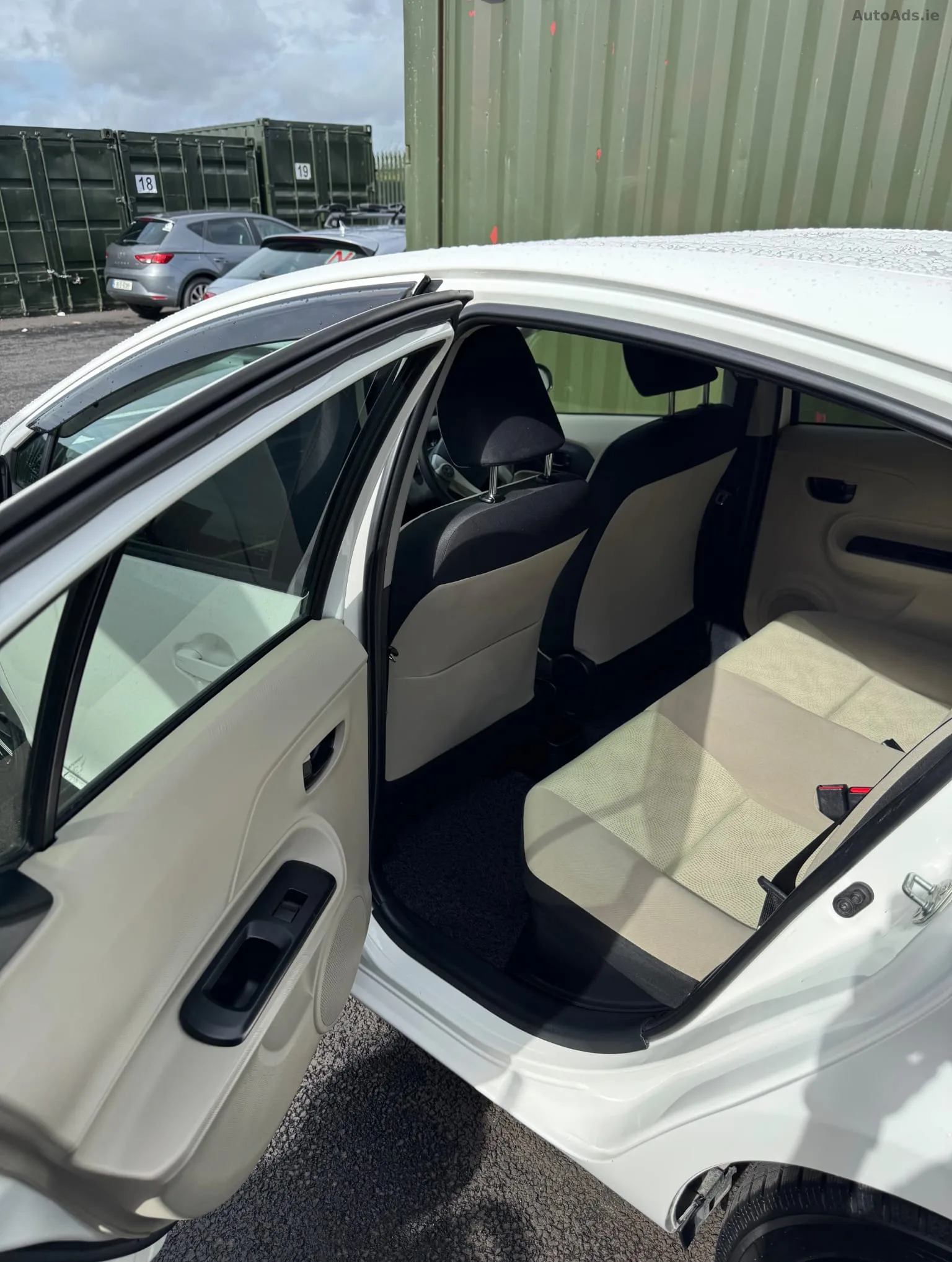 2012 Toyota Aqua – photo 3