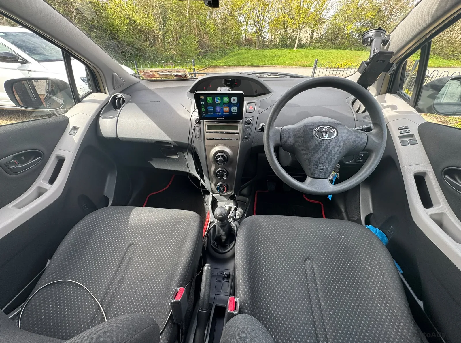 2011 Toyota Yaris – photo 7