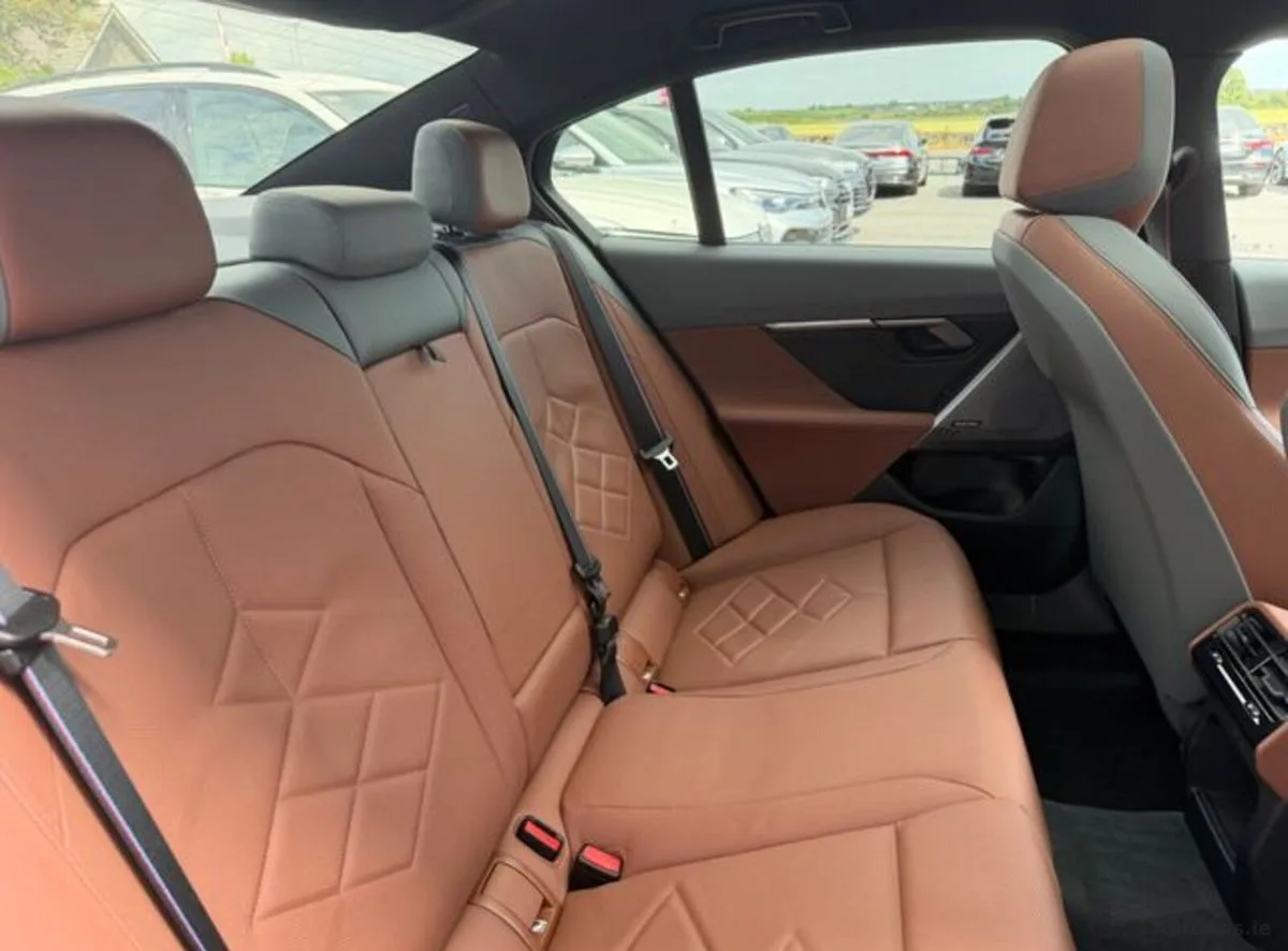 2025 BMW 5-Series – photo 18