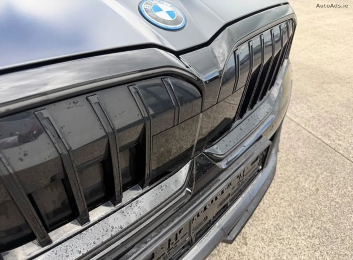 2025 BMW 5-Series – photo 7