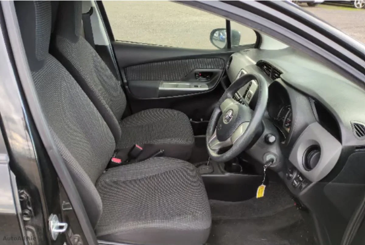 2015 Toyota Vitz – photo 3
