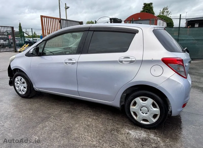 2012 Toyota Vitz – photo 4
