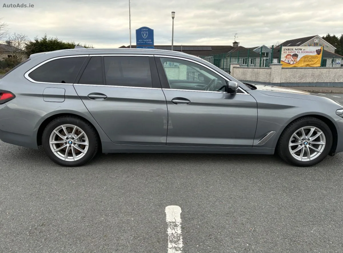 2023 BMW 5-Series – photo 2