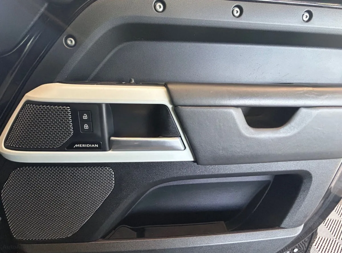 2023 Land Rover Defender – photo 10