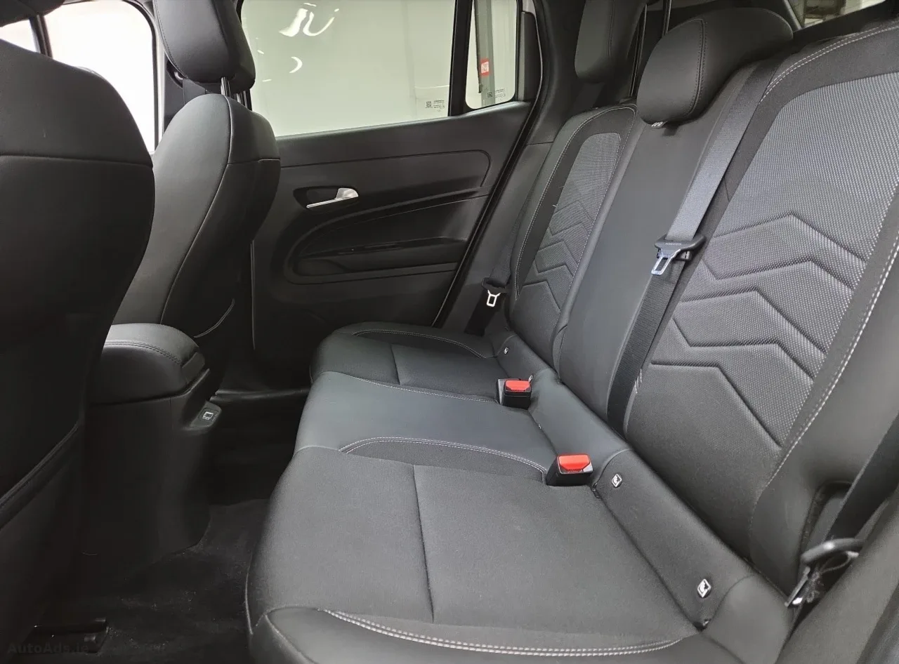 2025 Jeep Avenger – photo 6