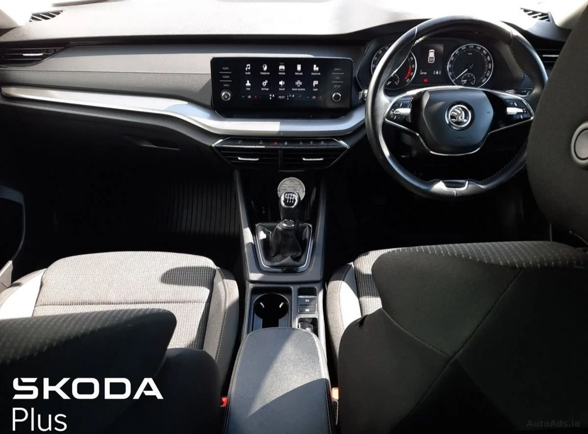 2023 Skoda Octavia – photo 2