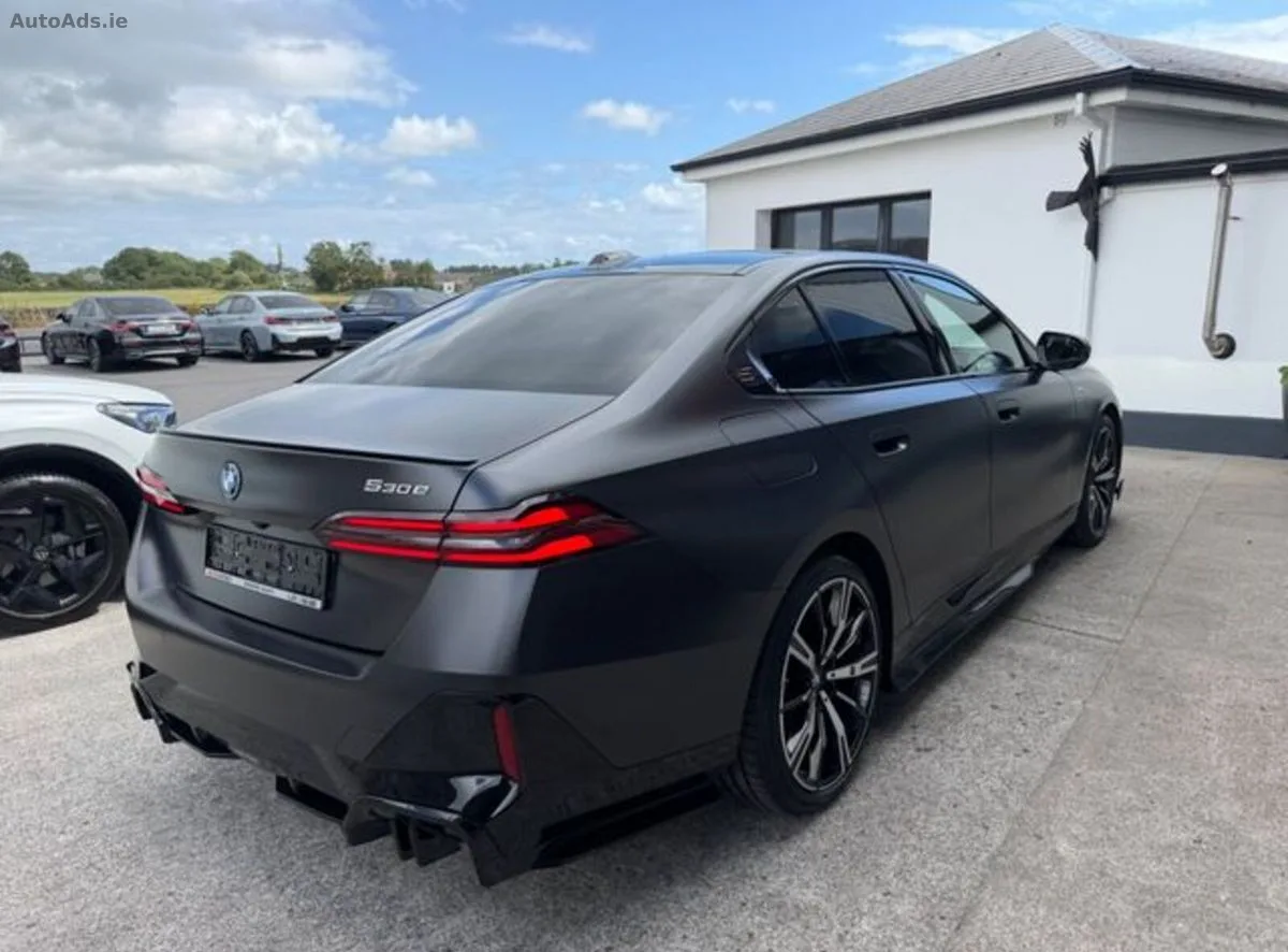 2025 BMW 5-Series – photo 4