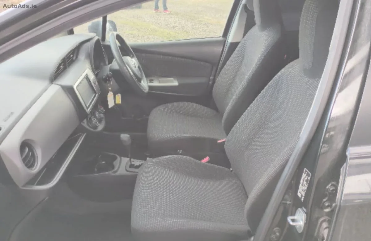 2015 Toyota Vitz – photo 2