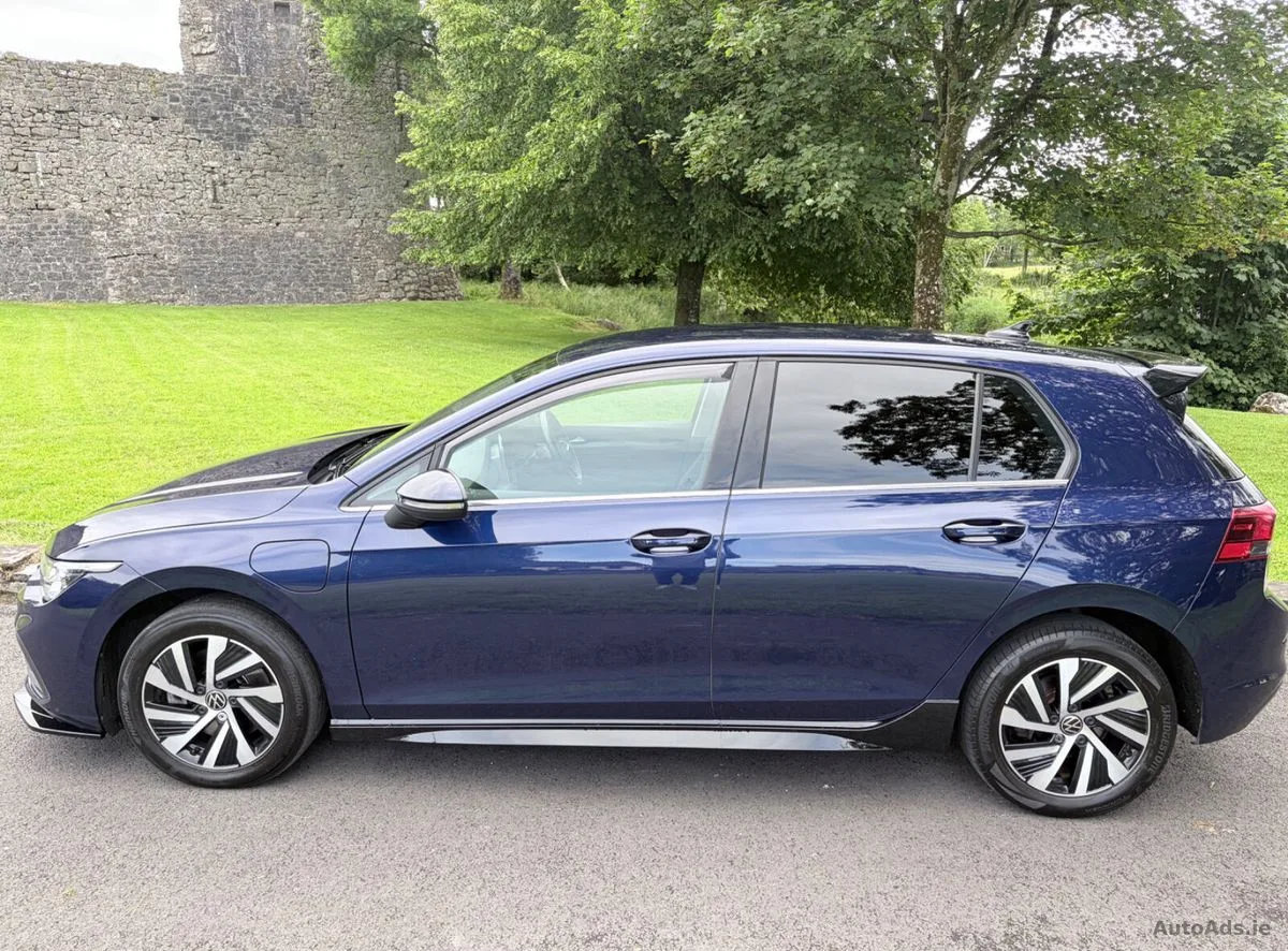2023 Volkswagen Golf – photo 2