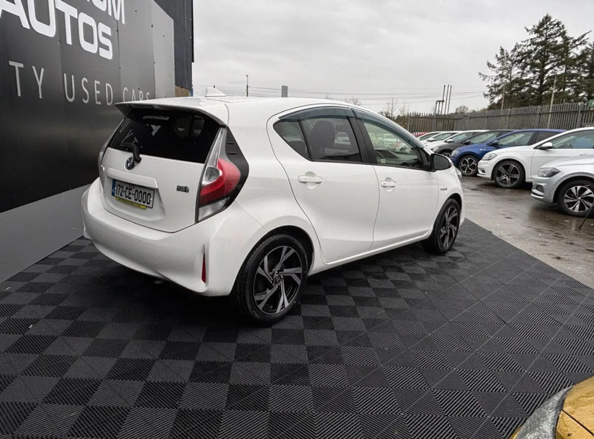2017 Toyota Aqua – photo 2
