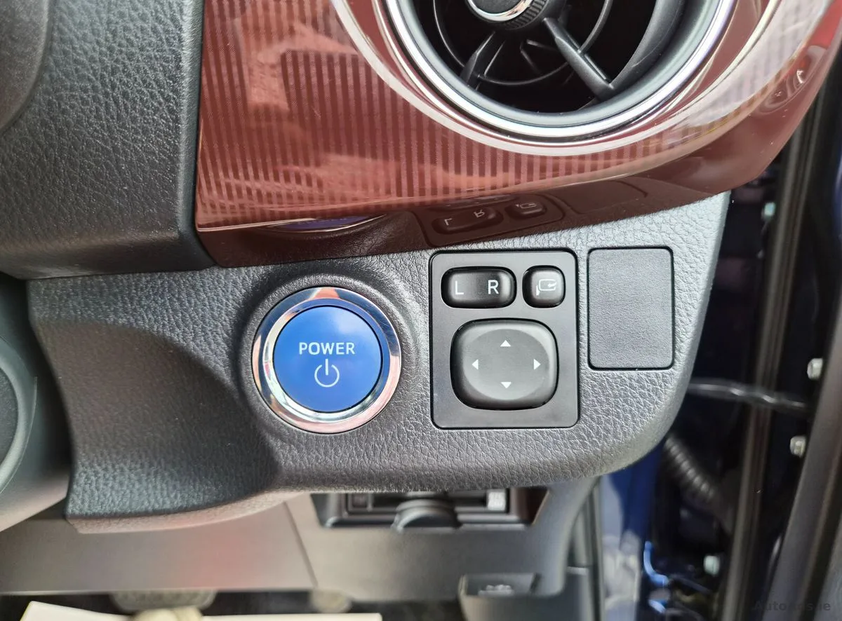 2017 Toyota Vitz – photo 20