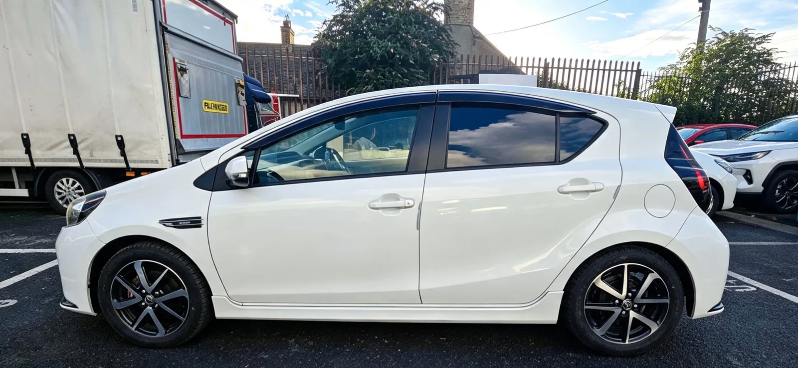2016 Toyota Aqua – photo 2