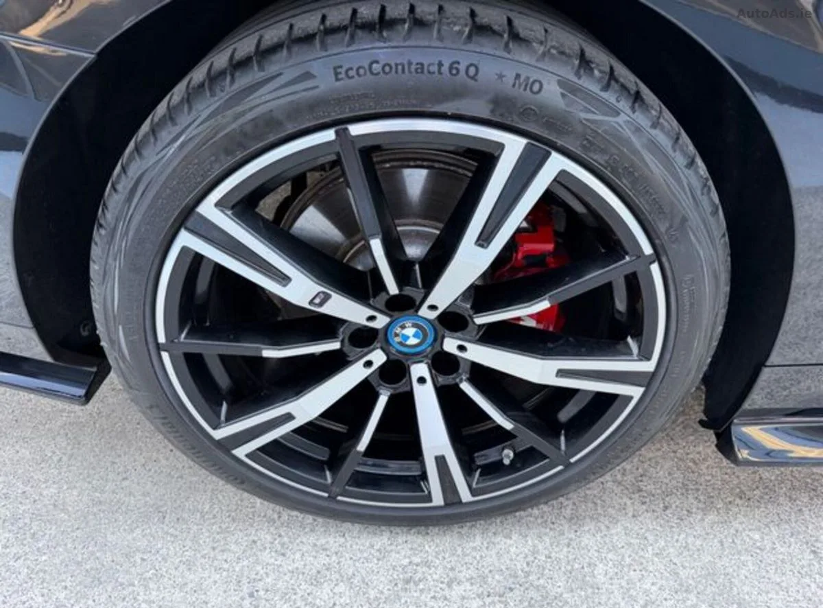 2025 BMW 5-Series – photo 9
