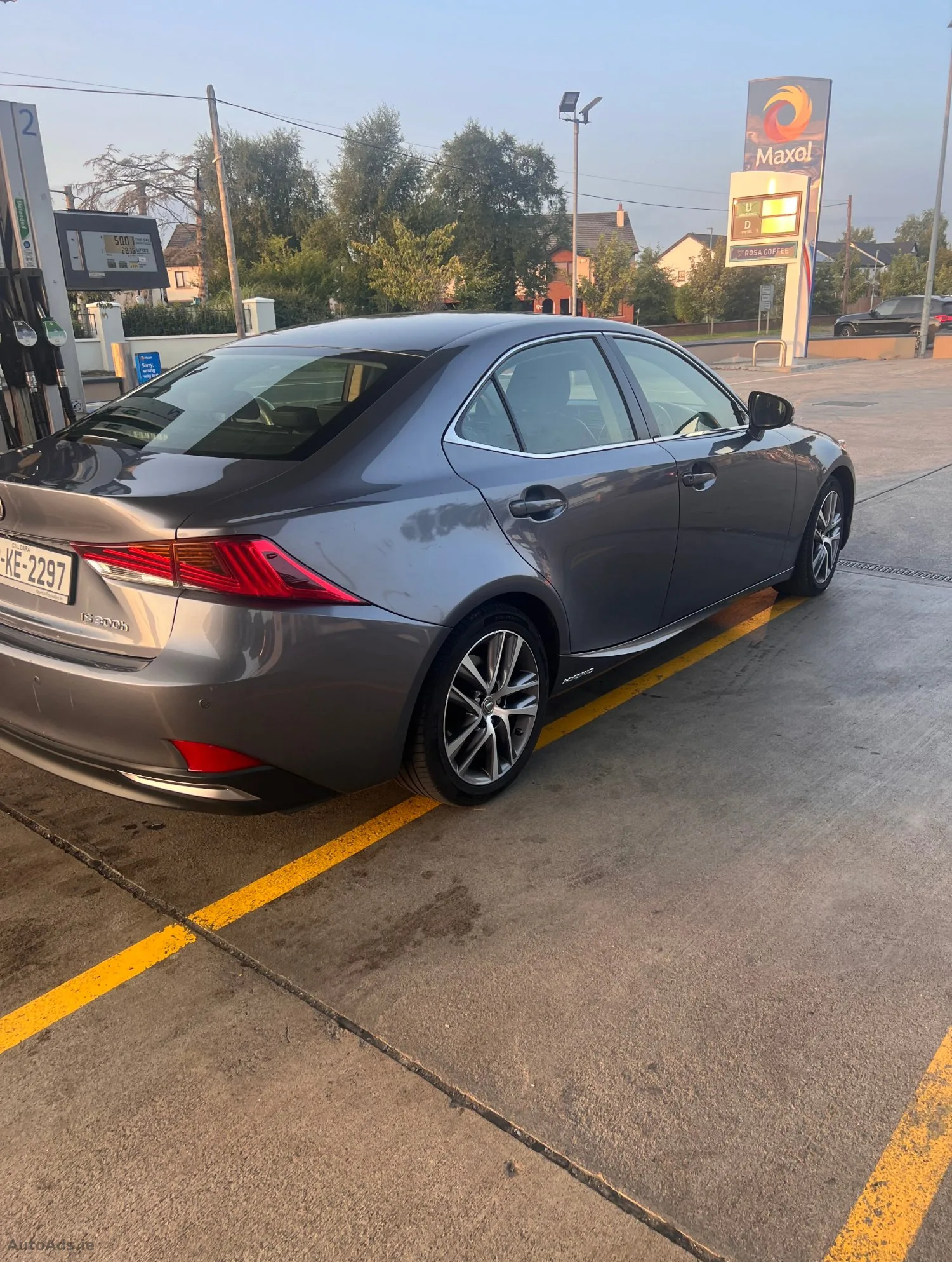 2017 Lexus IS – photo 2