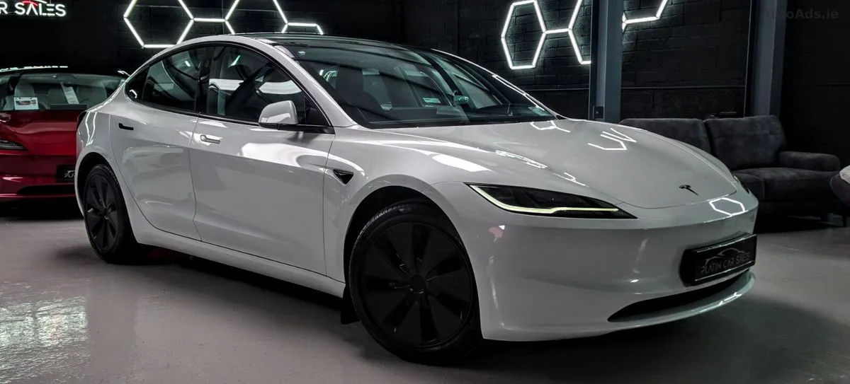 2025 Tesla Model 3 – photo 3