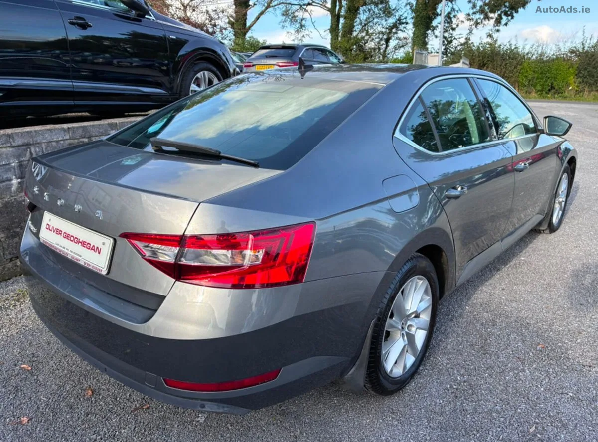 2022 Skoda Superb – photo 2