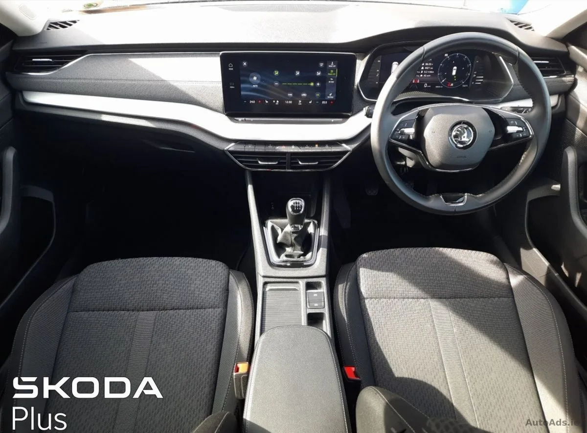 2023 Skoda Octavia – photo 2