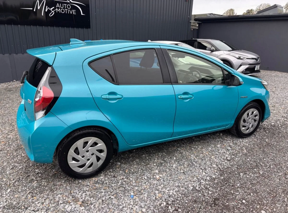 2017 Toyota Aqua – photo 2