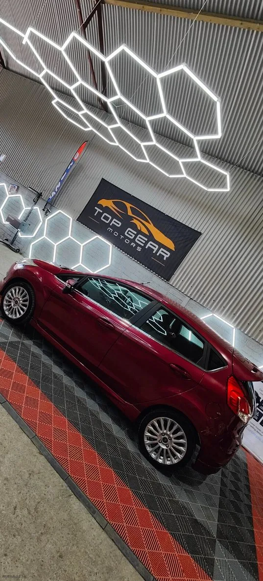 2014 Ford Fiesta – photo 2