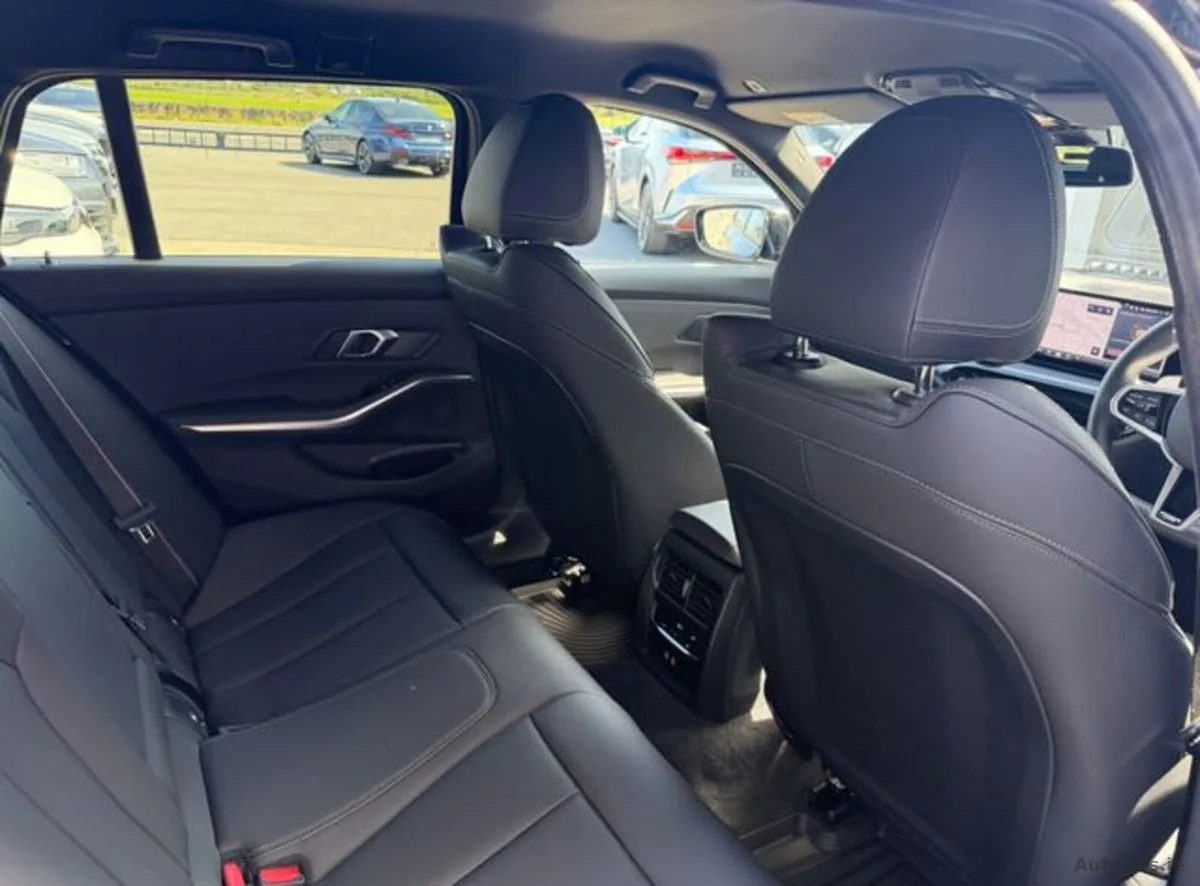 2025 BMW 3-Series – photo 19