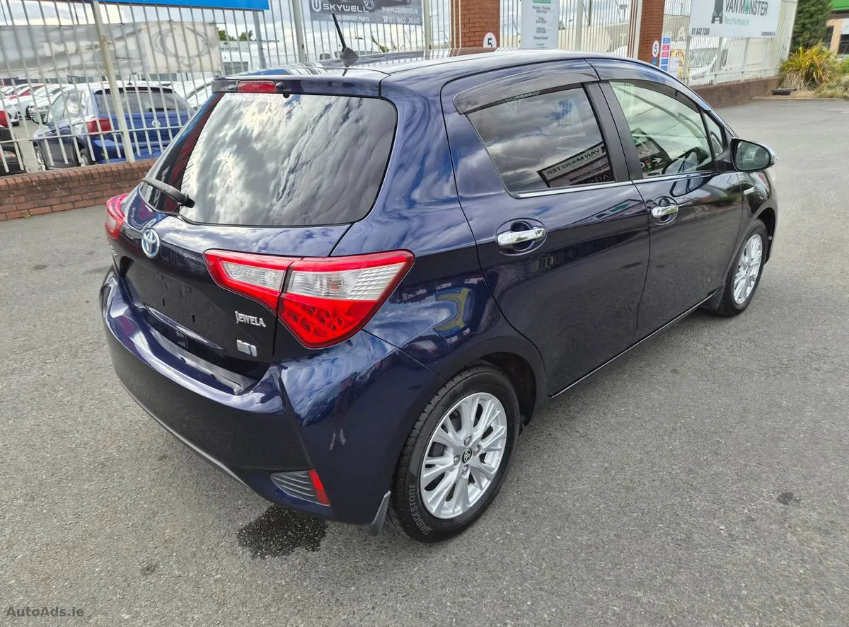 2017 Toyota Vitz – photo 3