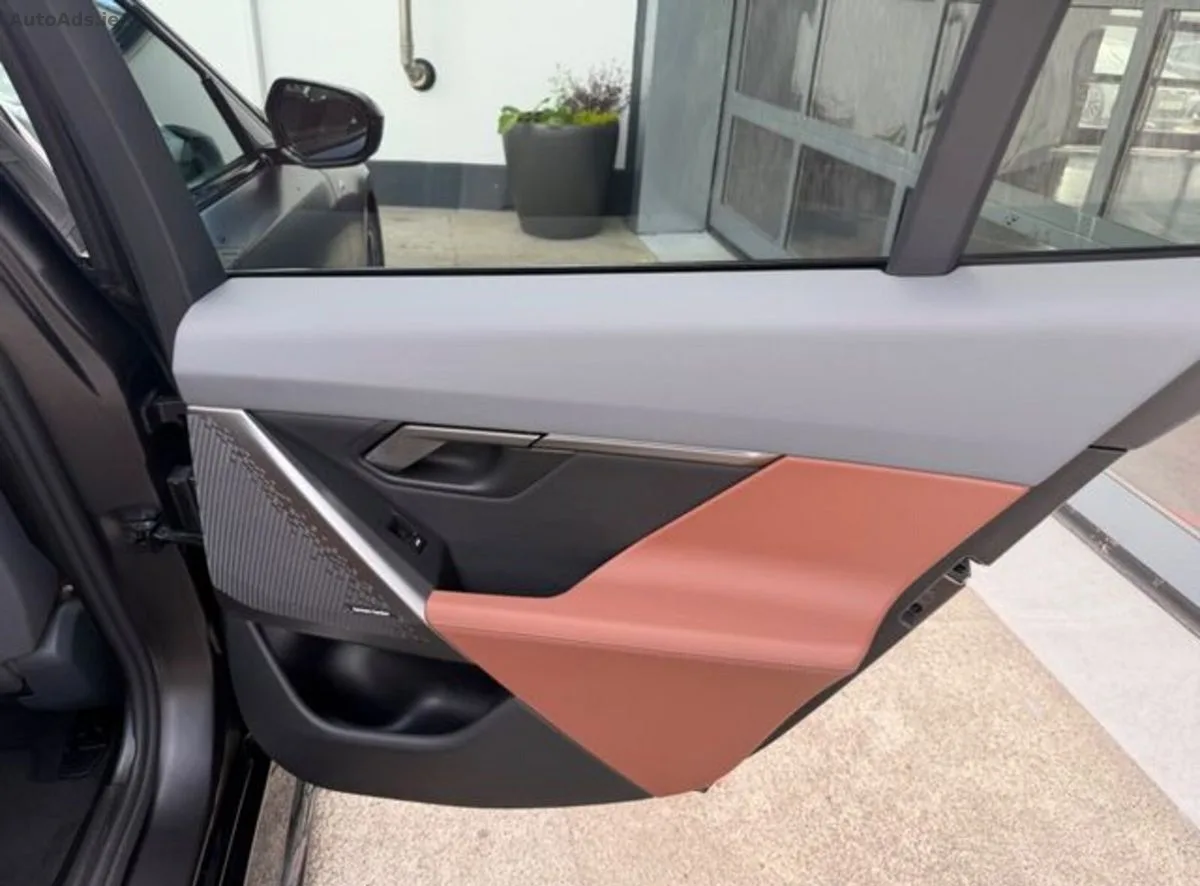 2025 BMW 5-Series – photo 16