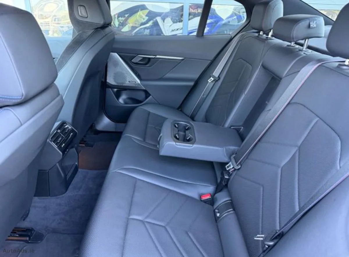 2025 BMW 5-Series – photo 15