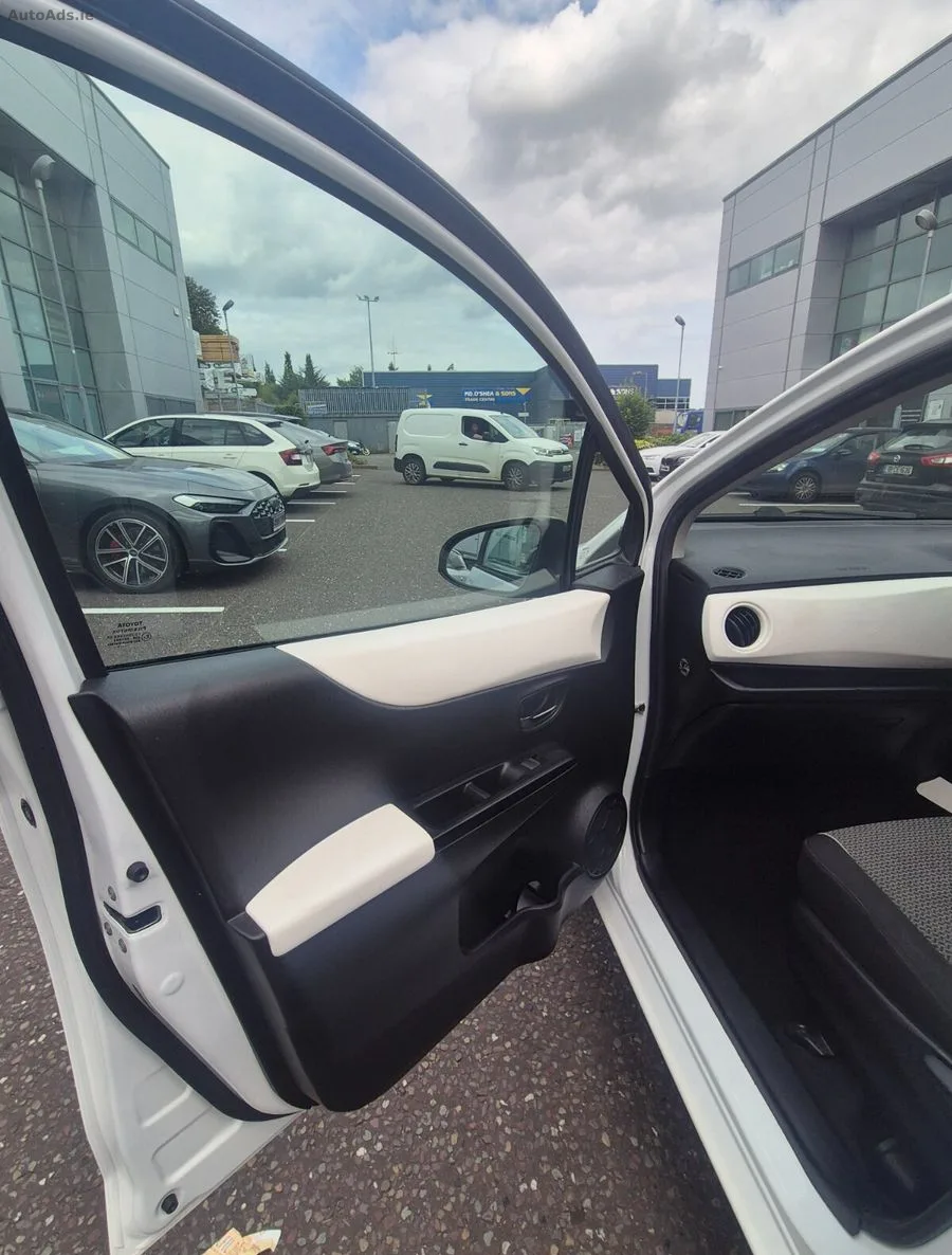 2014 Toyota Yaris – photo 15