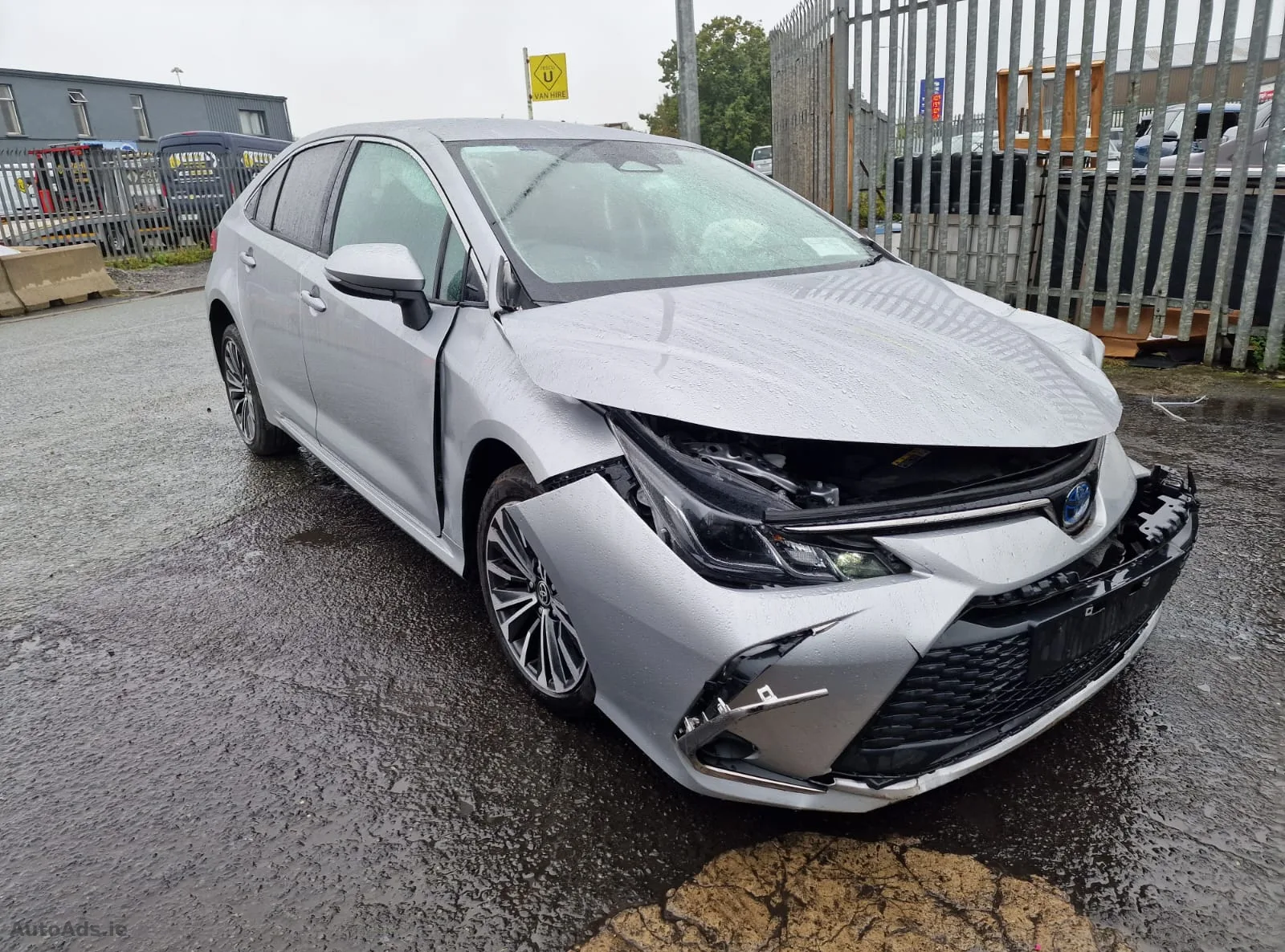25 TOYOTA COROLLA 1.8 H AUTO FOR BREAKING