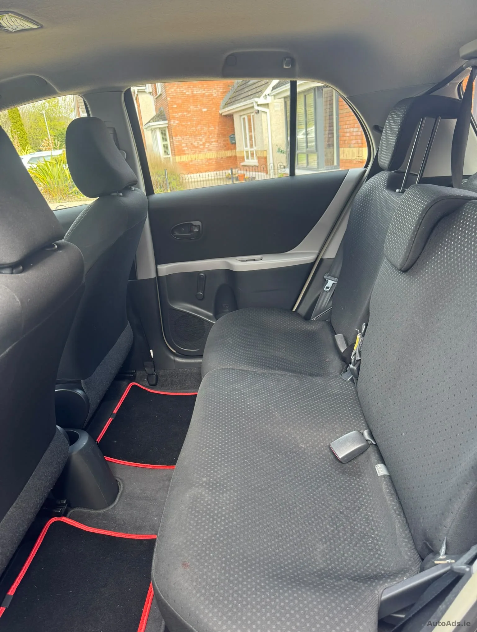 2011 Toyota Yaris – photo 8