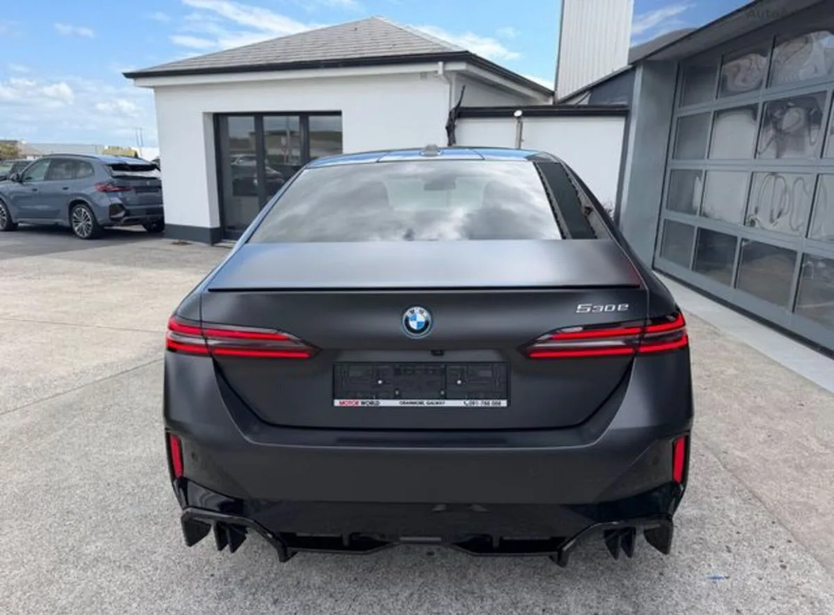 2025 BMW 5-Series – photo 3