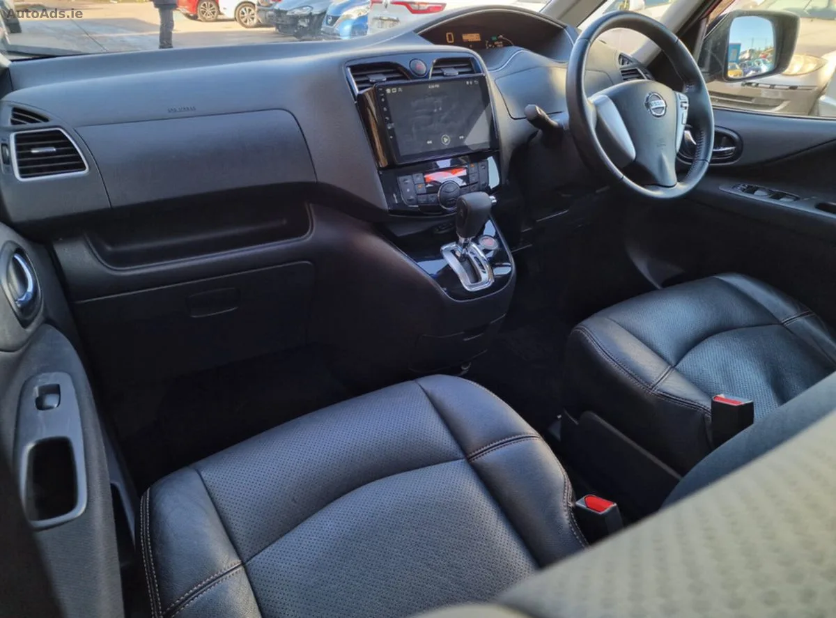 2015 Nissan Serena – photo 2