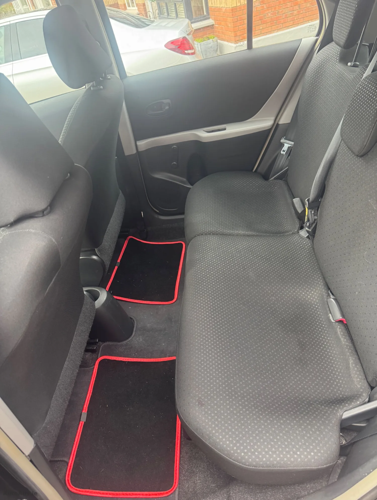 2011 Toyota Yaris – photo 10