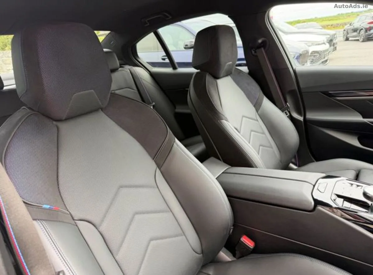 2025 BMW 5-Series – photo 19