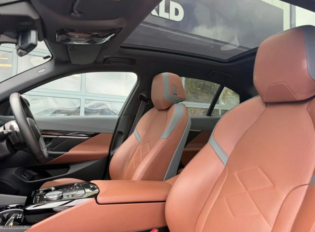 2025 BMW 5-Series – photo 20