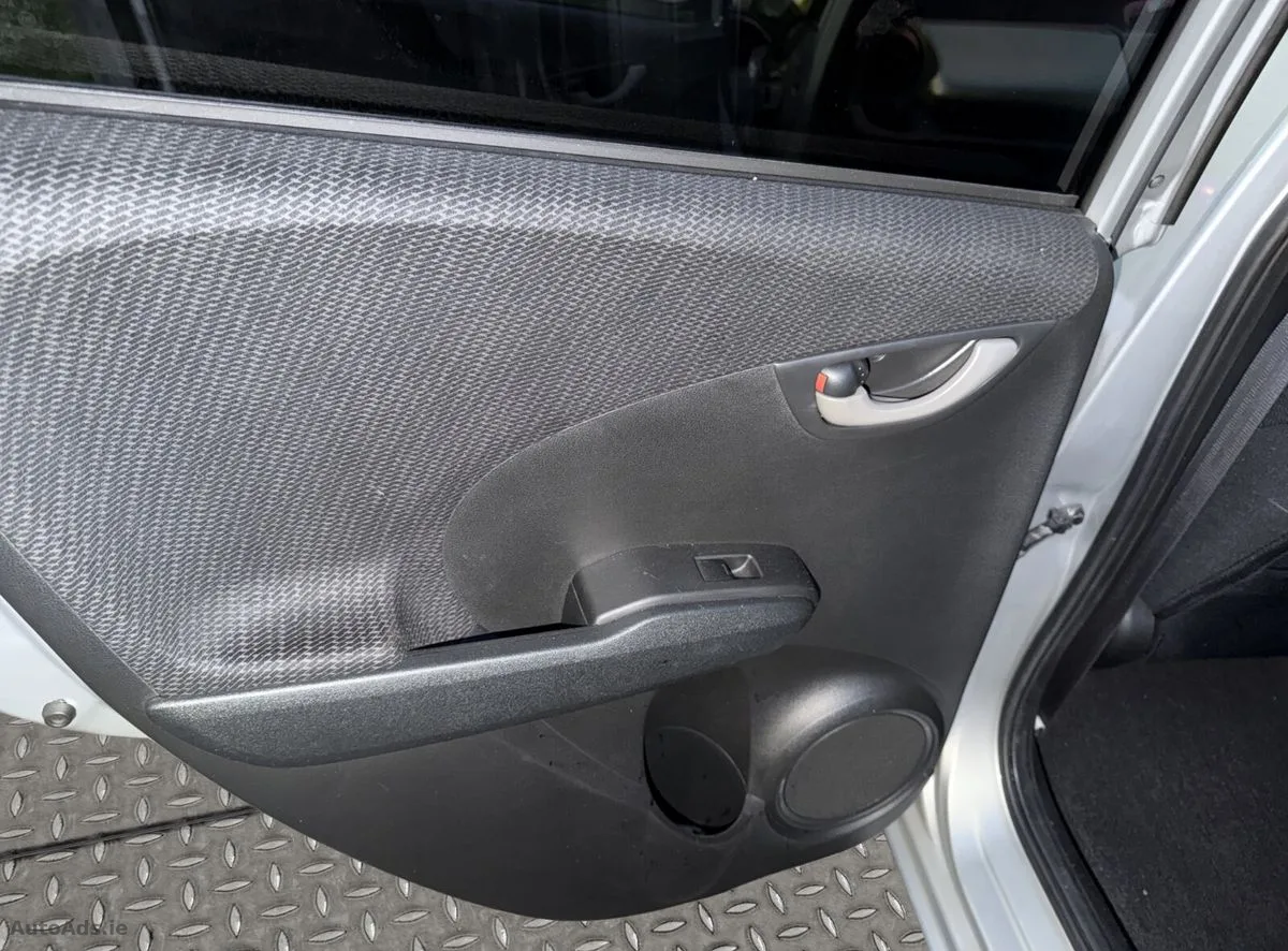 2011 Honda Fit – photo 18