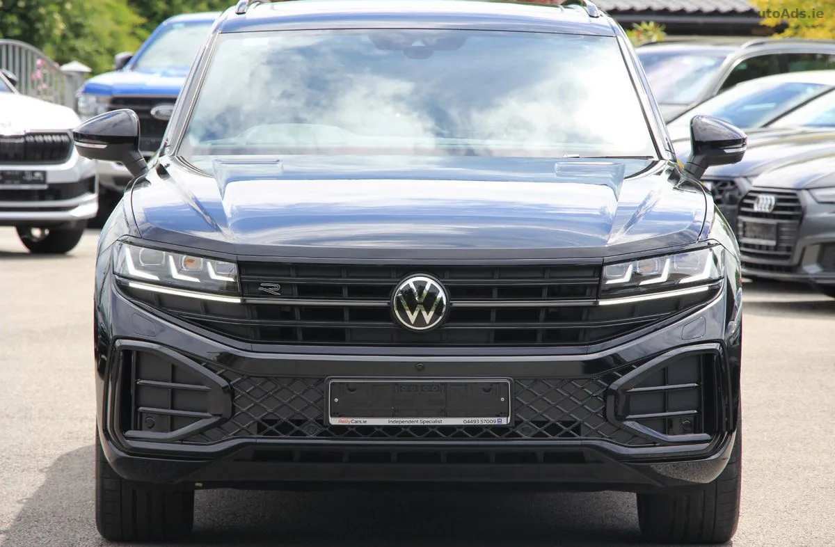 2025 Volkswagen Touareg – photo 2