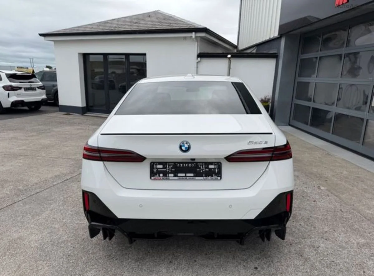 2025 BMW 5-Series – photo 3