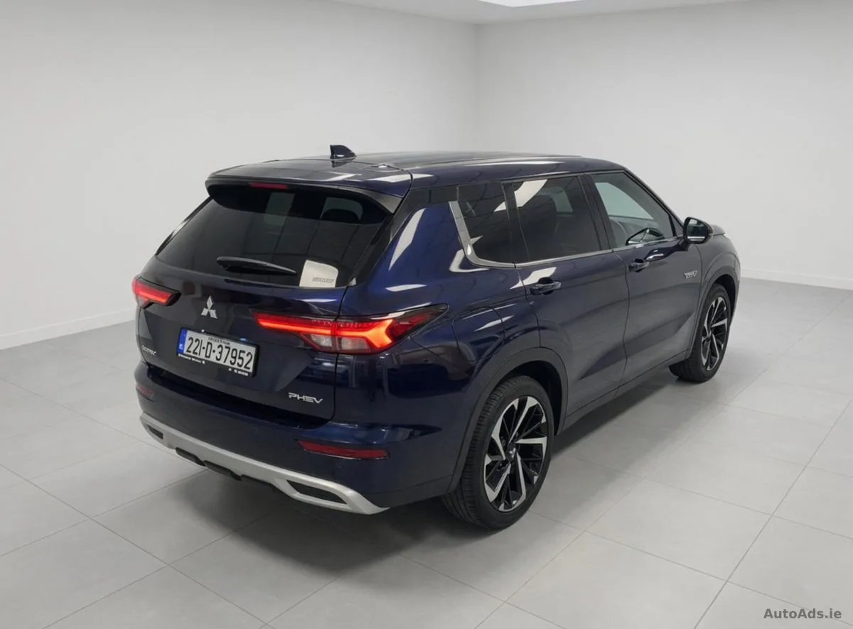 2022 Mitsubishi Outlander – photo 2
