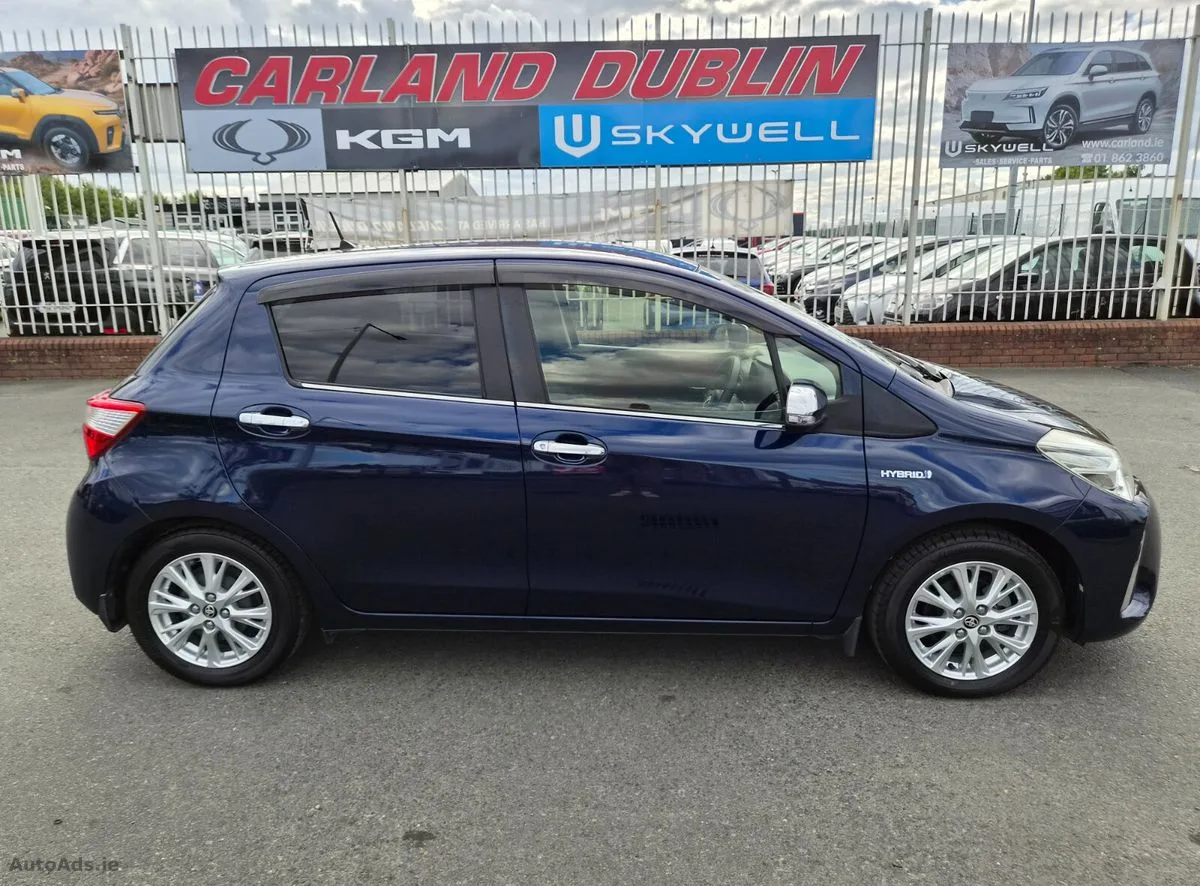 2017 Toyota Vitz – photo 2