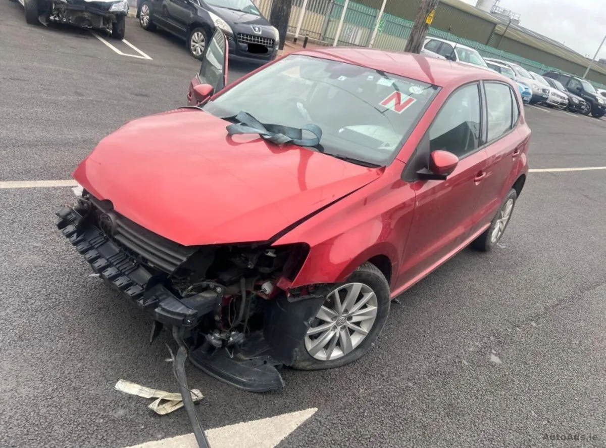 15 VOLKSWAGEN POLO AUTO BREAKING