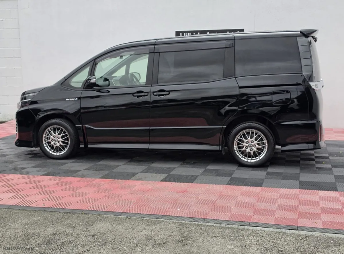 2016 Toyota Voxy – photo 12