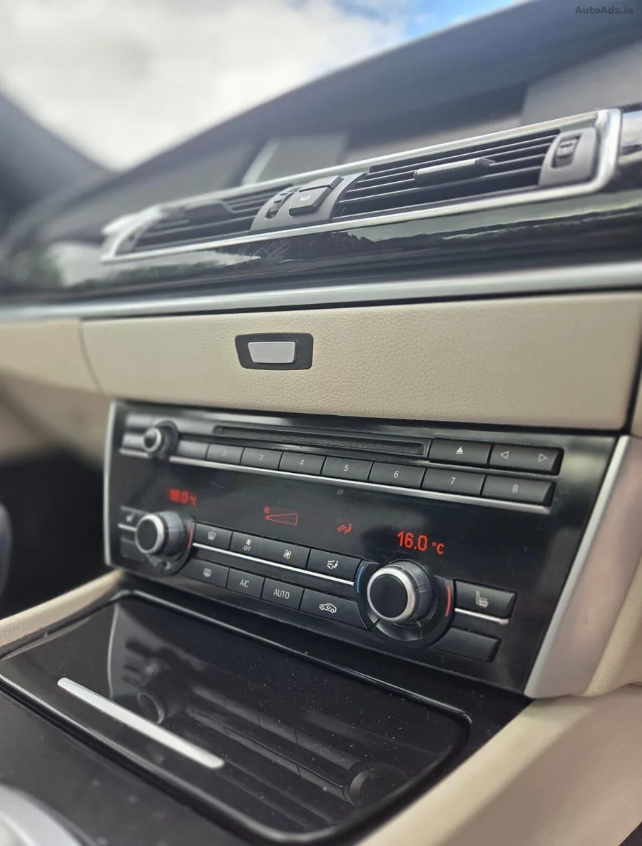 2013 BMW 5-Series – photo 16