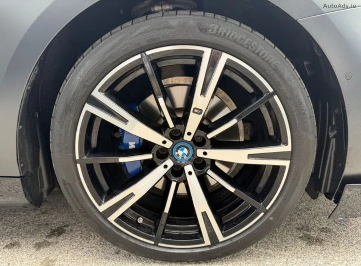 2025 BMW 5-Series – photo 8