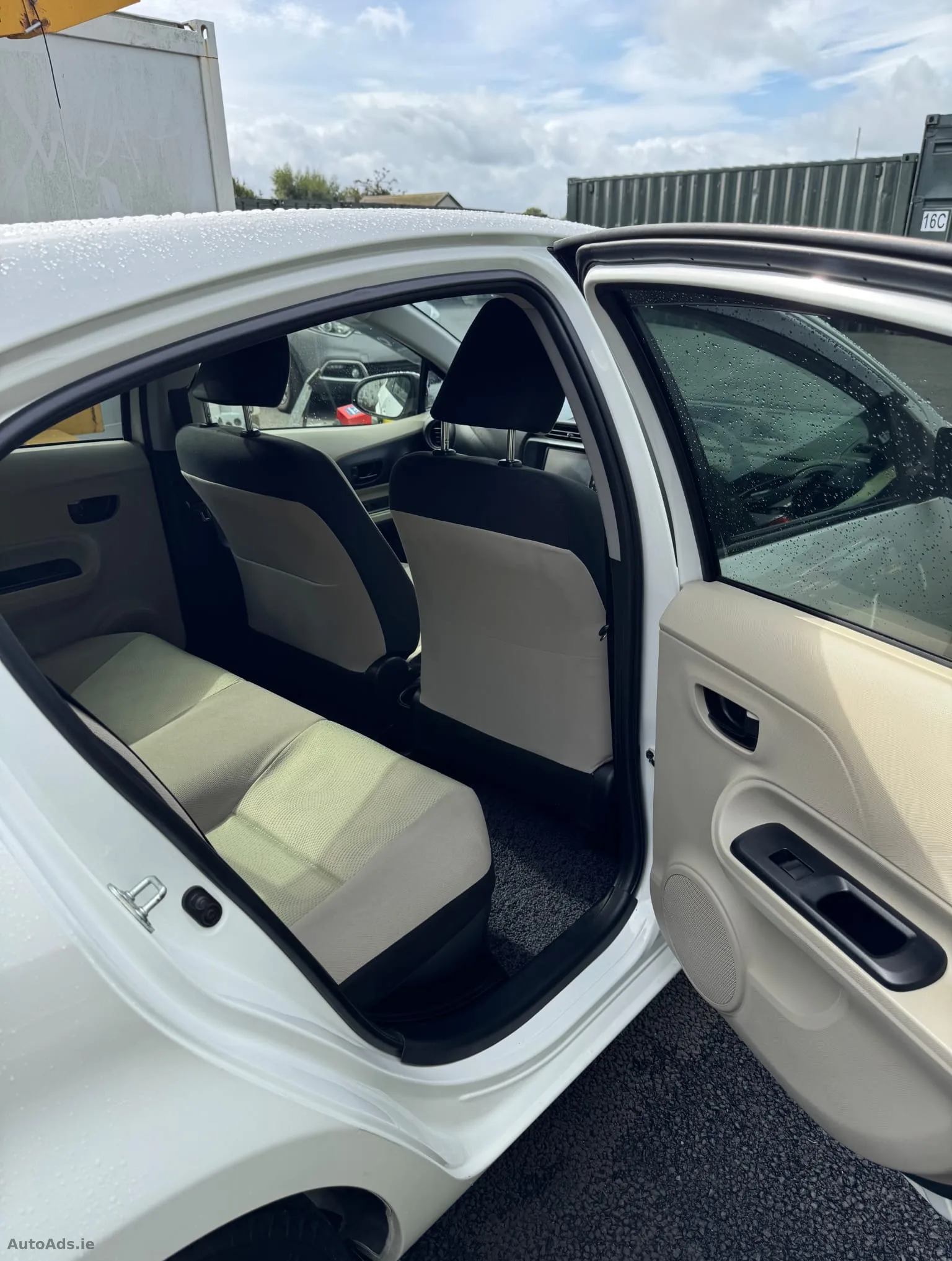 2012 Toyota Aqua – photo 2