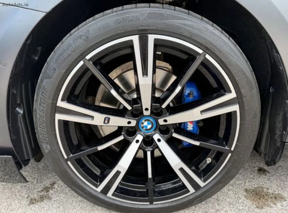 2025 BMW 5-Series – photo 10